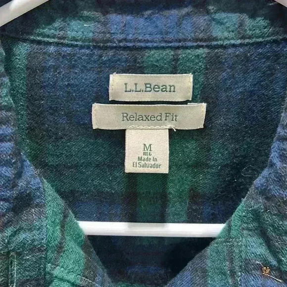 LL Bean Mens Relaxed Fit 100% Cotton button up shirt Sz Medium - Picture 2 of 5